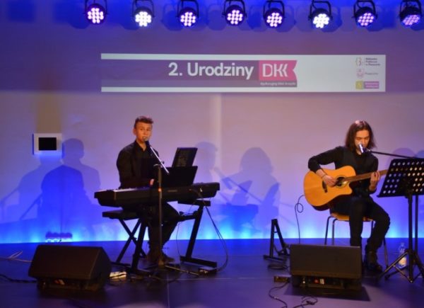 Piotr Goździkowski i Jakub Rutkowski na scenie w trakcie występu