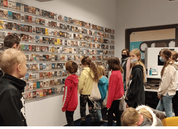 Studenci oglądają wystawę kaset w Muzeum Kaset.