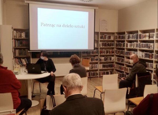 Prowadząca spotkanie Mira Walczykowska rozpoczyna prezentację