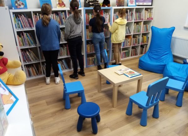 Dzieci oglądają zbiory biblioteczne