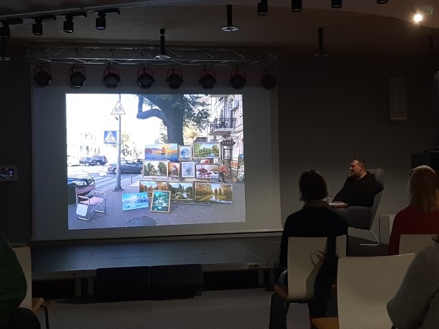 Borys Tynka prezentujący wykonane przez siebie zdjęcia