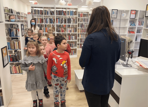 Dzieci poznają bibliotekę