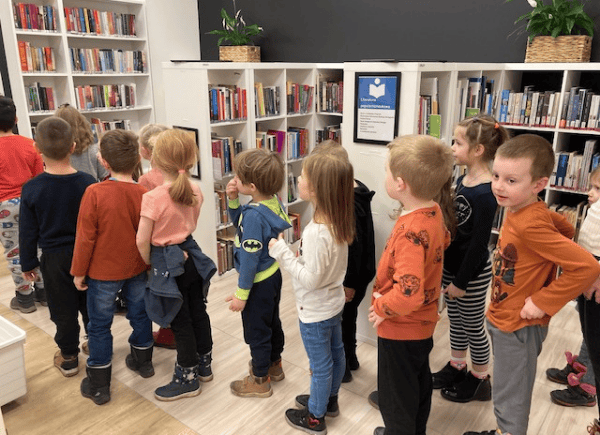Dzieci próbują policzyć, ile książek jest w bibliotece