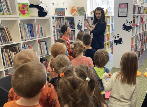 Dzieci poznają księgozbiór biblioteczny