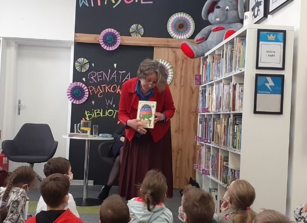 Malwina Kożurno czyta dzieciom fragmenty książki