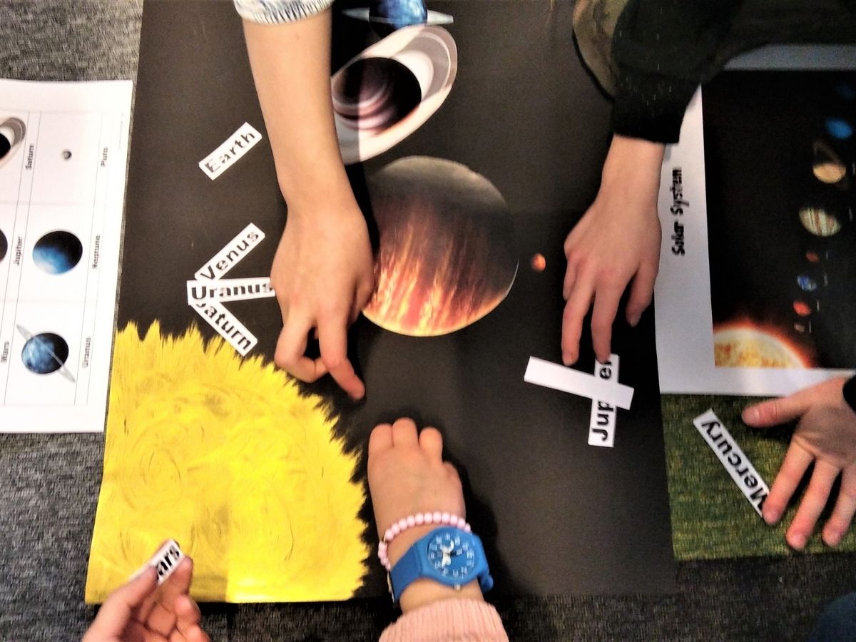 Dzieci poznają słownictwo związane z kosmosem