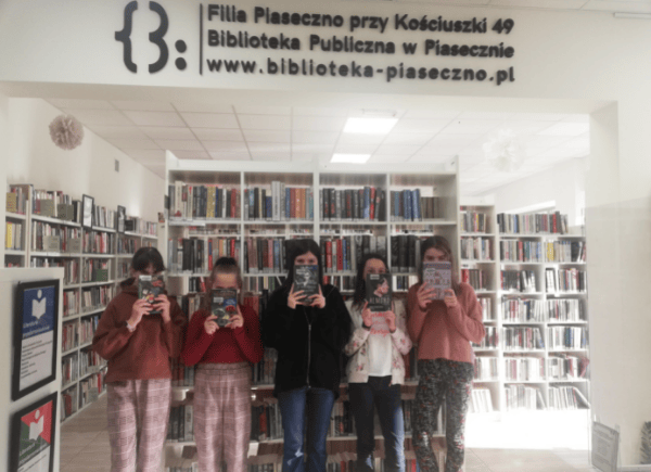 Uczestniczki Młodzieżowego Dyskusyjnego Klubu Książki z książkami
