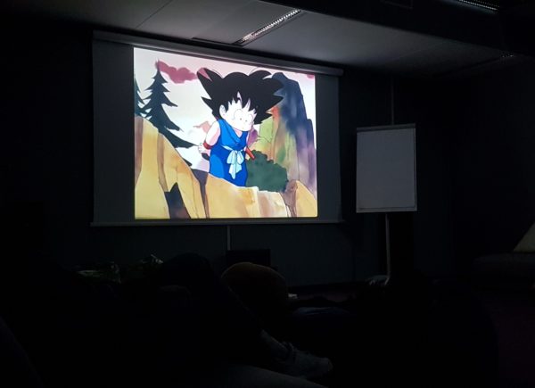 Sala kinowa i kadr z anime Dragon Ball.