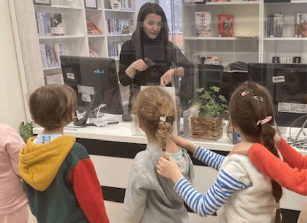 Dzieci dowiadują się jak zostać czytelnikiem biblioteki