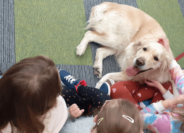Dzieci uczą się jak postępować z psem