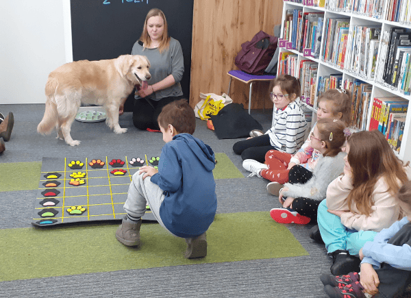 Dziecko szuka odpowiedniego elementu w zabawie w kodowanie z psem
