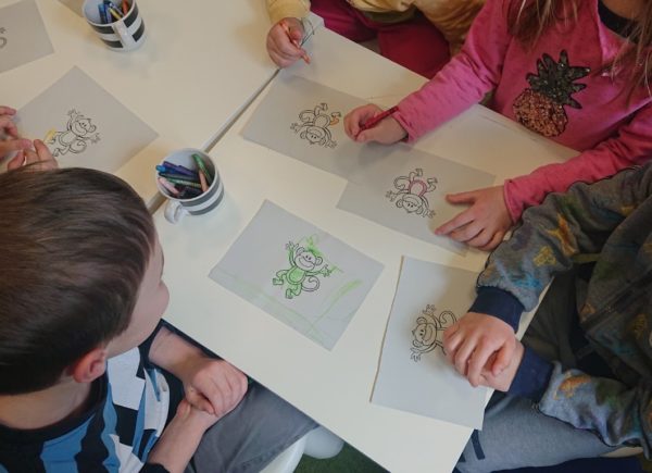 Dzieci rysują przygody małpki