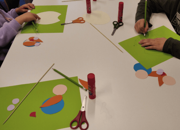 Dzieci wykonują prace plastyczne podczas lekcji bibliotecznej