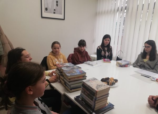 Romowy uczestników i dzielenie się opiniami na temat książek