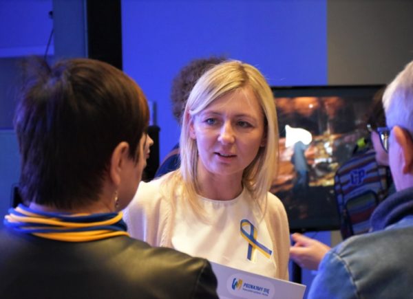 Uczestniczka wydarzenia rozmawia z Katarzyną Krzyszkowską-Sut.