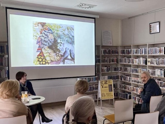Mira Walczykowska prezentuje zdjęcia obrazów