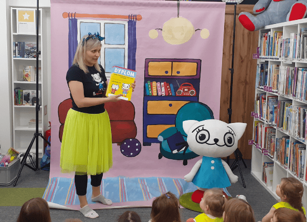 Bajanka pokazuje dzieciom magiczną książkę