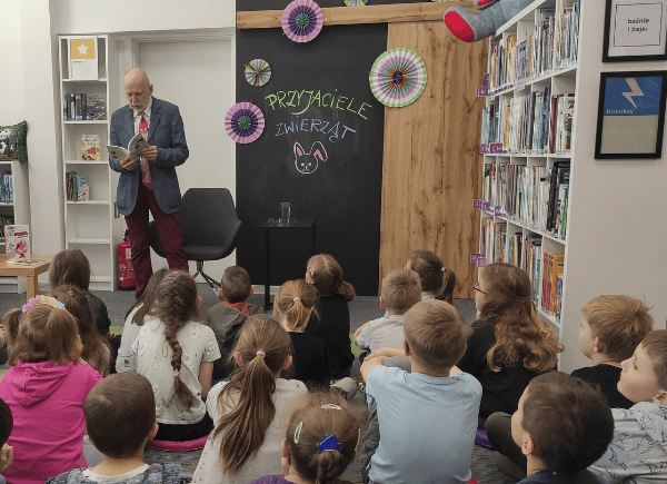 Wojciech Letki czyta dzieciom fragment swojej książki