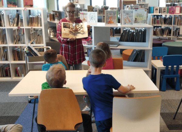 Prowadząca prezentuje dzieciom książki pop-upowe
