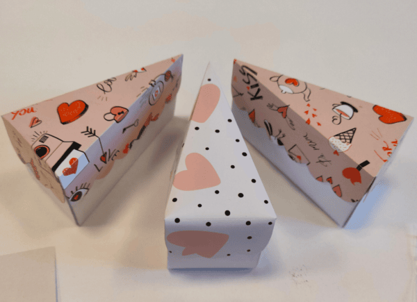 Trzy trójkątne pudełeczka