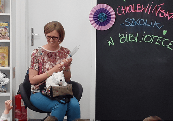 Aniela Cholewińska-Szkolik rozmawia z dziećmi o tym, jakie cechy powinien posiadać weterynarz