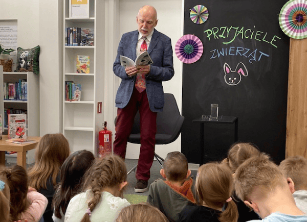 Wojciech Letki czyta dzieciom fragment książki Zwierzaki z ulicy Kolejowej