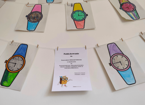Wystawa prac dzieci przedstawiająca zegarki
