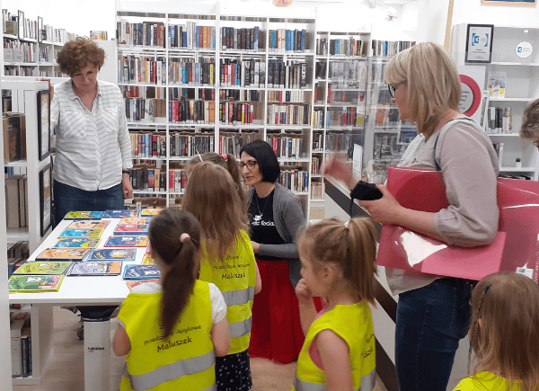 Dzieci wybierają i kupują książeczki z serii o Kici Koci