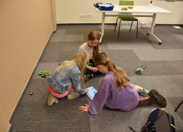 Dziewczynki programują roboty z wykorzystaniem tabletów
