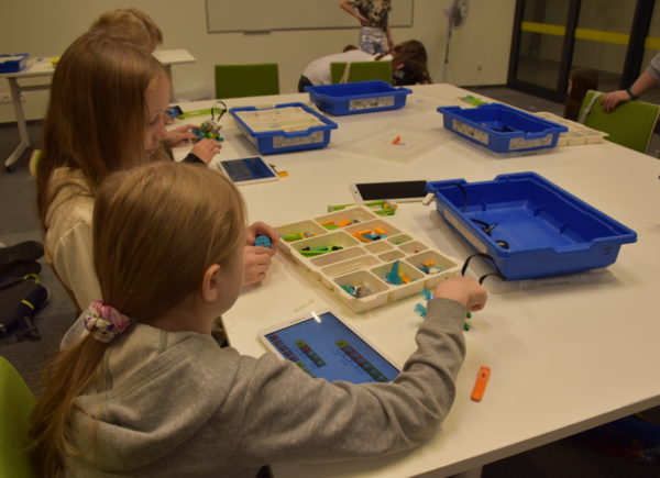 Trzy dziewczynki budują z klocków LEGO