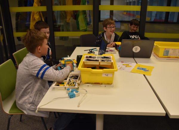 Grupa chłopców buduje z klocków LEGO