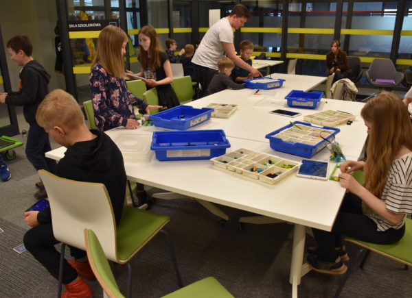 Dzieci budują z klocków LEGO