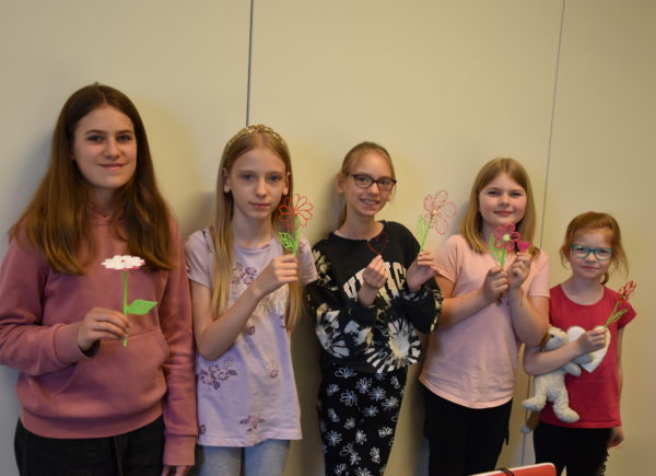 Grupa dzieci prezentuje wykonane prace z wykorzystaniem długopisu 3D