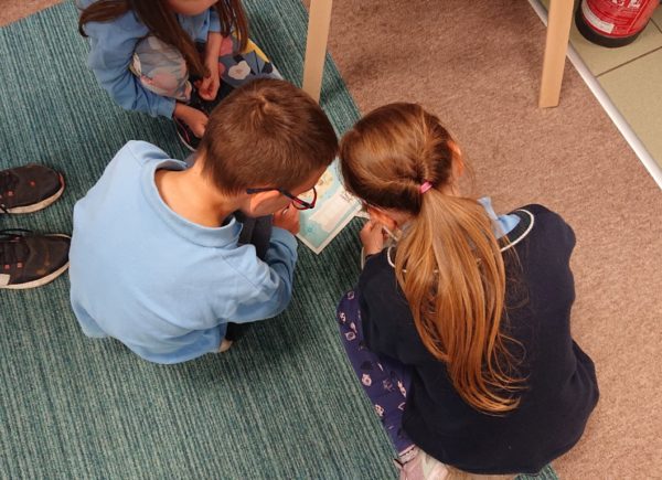 Dzieci podczas escape roomu - rozwiązują zadania w grupach