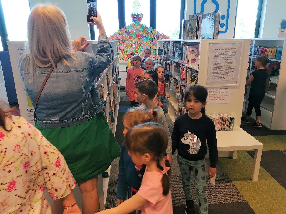 Przedszkolaki poznają bibliotekę