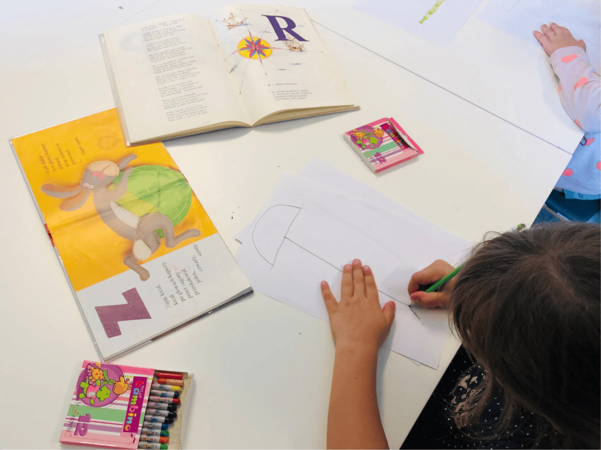 Dziewczynka rysuje biedronkę na podstawie litery T