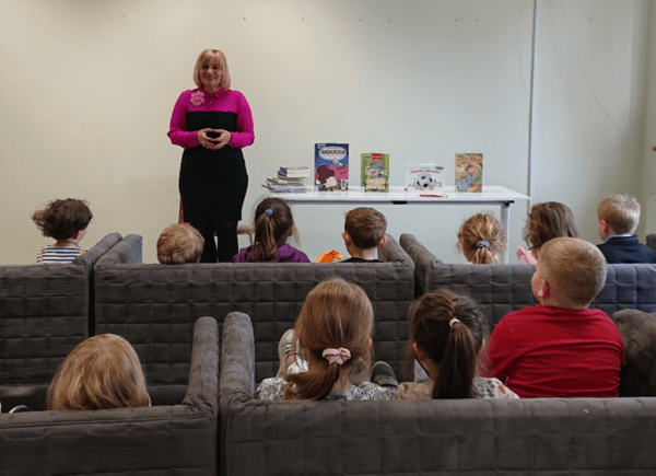 Autorka Wioletta Piasecka opowiada dzieciom o zawodzie pisarza