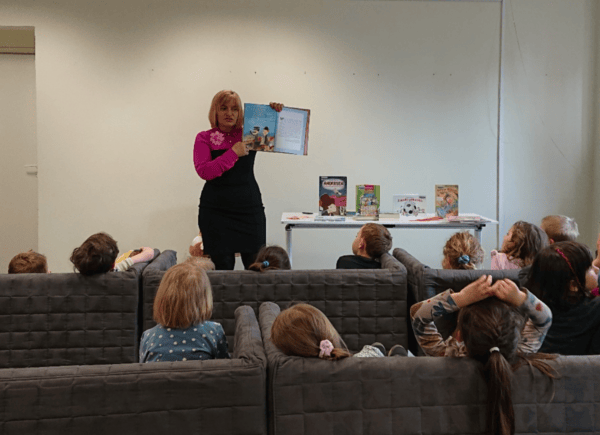 Autorka Wioletta Piasecka czyta dzieciom fragment książki