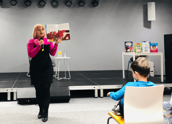 Autorka Wioletta Piasecka czyta dzieciom fragment książki