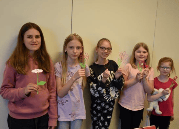 Grupa dziewczynek prezentuje swoje prace wykonane z wykorzystniem długopisu 3D