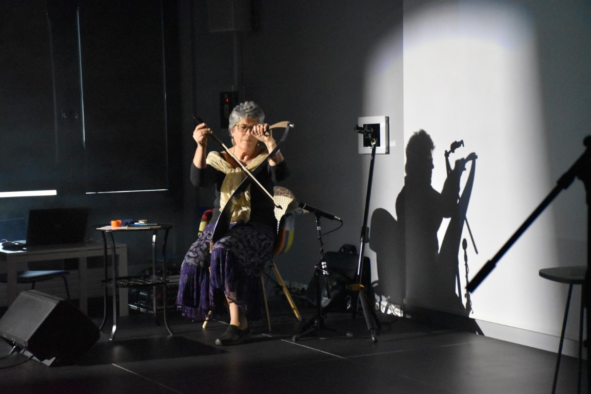 Elżbieta Domańczak gra na pile na scenie.