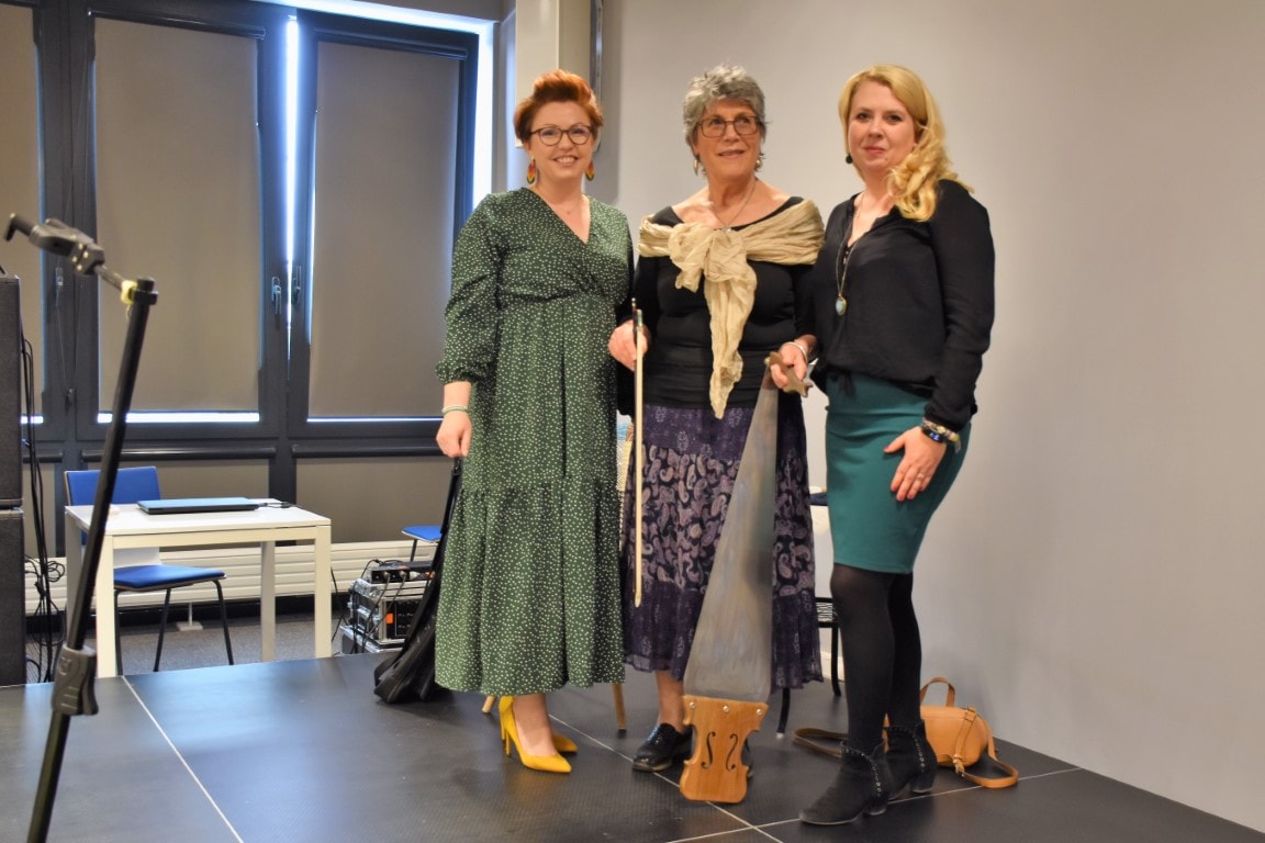 Zastępca dyrektora biblioteki Sylwia Chojnacka-Tuzimek, Elżbieta Domańczak i specjalistka do spraw promocji Urszula Bąkowska pozują do zdjęcia i uśmiechają się.