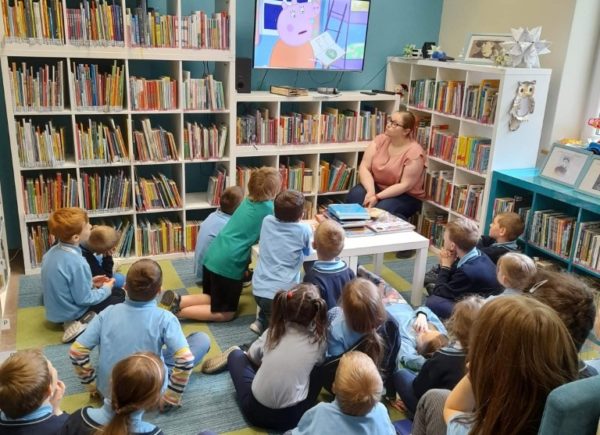 Lekcja biblioteczna - dzieci oglądają bajkę