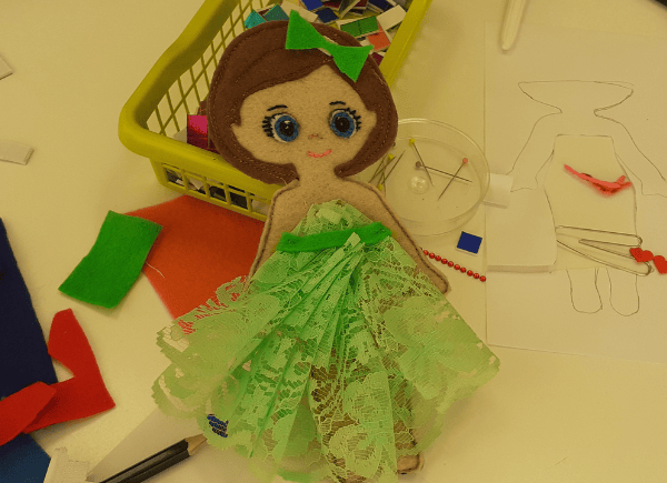 Filcowa modelka i strój uszyty przez dziecko uczestniczące w zajęciach