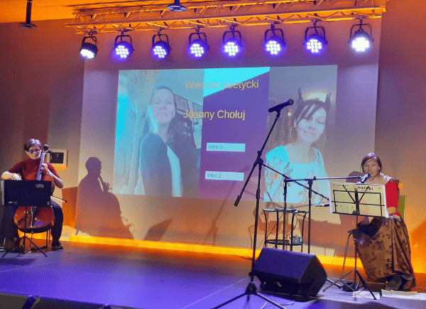 Na scenie od lewej Olena Zhurova-Tsolka i po prawej stronie Joanna Chołuj - poetka- sala widowskowa z widownią
