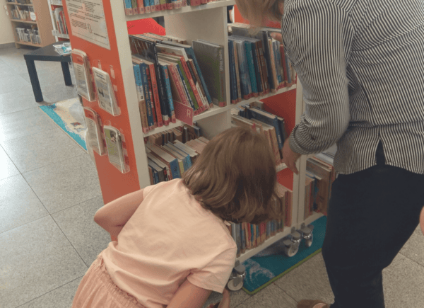 Dzieci szukają schowanych między książkami skarpetek