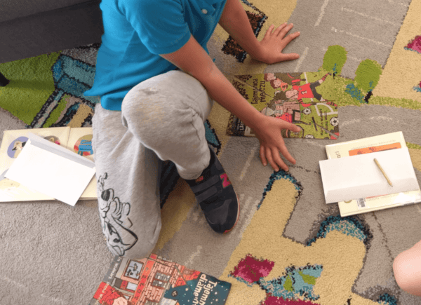 Dziecko układa puzzle