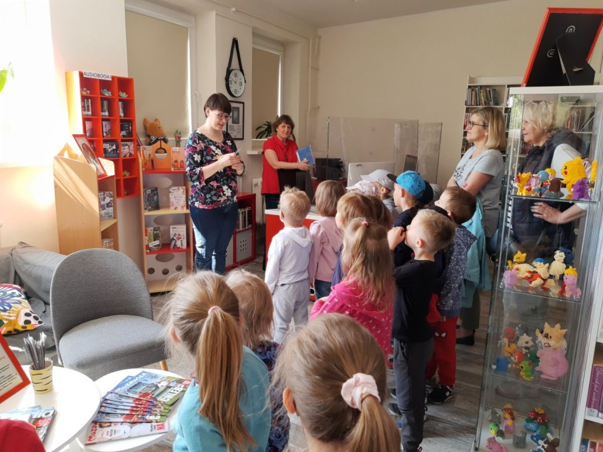 Przedszkolaki z Przedszkola nr 4 w Piasecznie odwiedzają bibliotekę