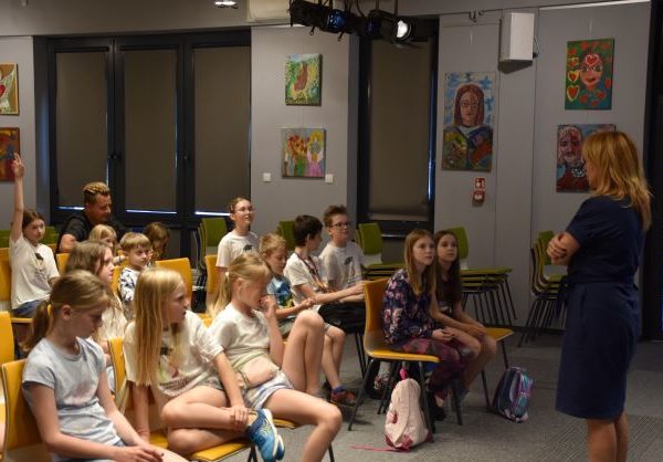 Grupa dzieci słucha przemowy pani vice burmistrz