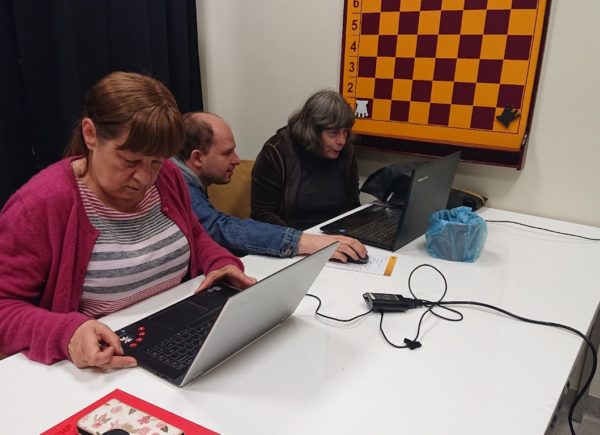 Kurs komputerowy dla seniorów. Uczestnicy siedzą przed laptopami